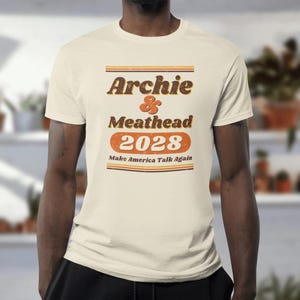 Archie & Meathead 2028 Retro-Kampagnen-Shirt, „Make America Talk Again“, lustiges politisches T-Shirt im 70er-Jahre-Stil, Comfort Colors Elfenbeinfarbenes T-Shirt Bild 4