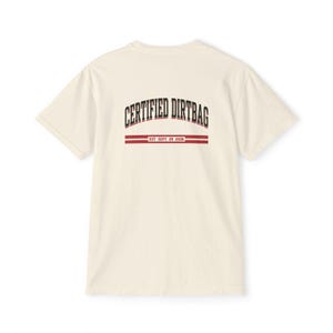 認定ダートバッグ・バーシティポケットTシャツ、政治風刺シャツ、コンフォートカラーズ