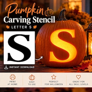 Puede incluir: Una plantilla digital para tallar calabazas con la letra S en una fuente serif negrita. El diseño incluye el texto Pumpkin Carving Stencil Letter S e Instant Download. Una calabaza naranja tallada muestra la letra S brillante.