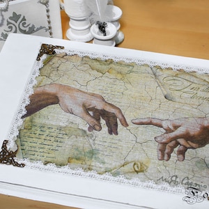 Può includere: Album fotografico bianco con un bordo in pizzo e un'immagine in stile vintage di due mani che si raggiungono. L'immagine è su uno sfondo strutturato con il testo "Sto ancora imparando".