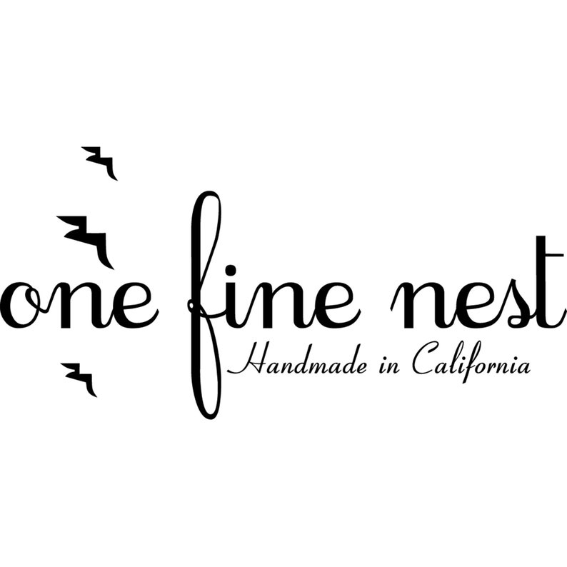 Peut inclure: Logo noir et blanc pour une entreprise appel&eacute;e "one fine nest" avec le slogan "Handmade in California".