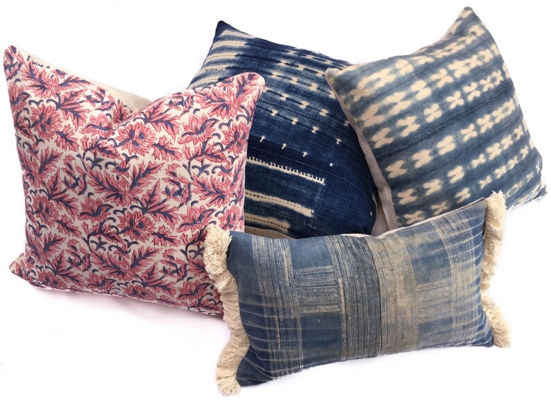 Peut inclure: Quatre coussins d&eacute;coratifs avec diff&eacute;rents motifs et couleurs. Deux coussins pr&eacute;sentent un motif ikat bleu et blanc, un coussin a un motif floral rose et bleu et un coussin a un motif g&eacute;om&eacute;trique bleu et blanc.