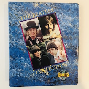 Coleção original vintage dos Beatles dos anos 90 dentro e fora do palco 1993 The River Group Lote de 220 cartas colecionáveis em pasta original