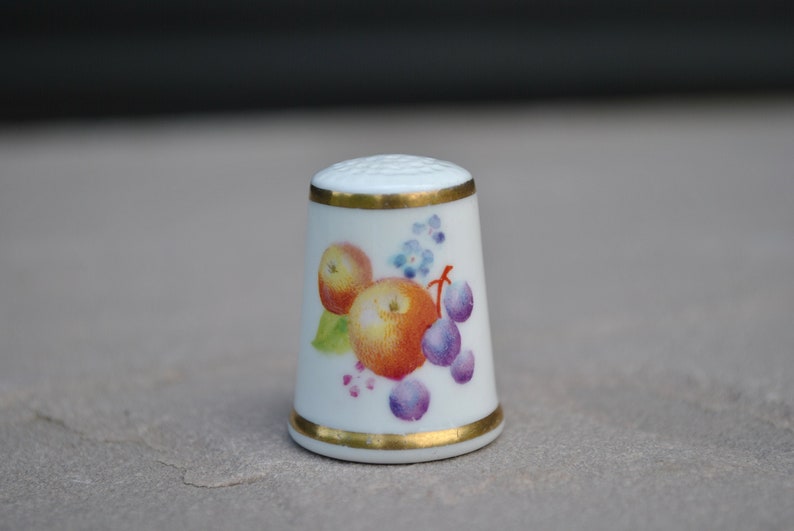 Vintage china thimble - Royal Worcester - Image of fruit - Hand Vintage china thimble - Royal Worcester - Image of fruit - Hand