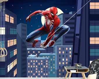 Pode incluir: Um mural com o Homem-Aranha em uma pose dinâmica contra um cenário urbano noturno. O super-herói é retratado em seu icônico traje vermelho e azul, com uma lua cheia ao fundo. A cena inclui edifícios, uma escada de madeira e argolas de ginástica.