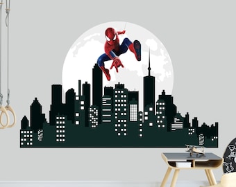Puede incluir: Una silueta en blanco y negro de un horizonte de ciudad con una figura de Spiderman roja y azul balanceándose en una telaraña frente a una luna blanca.