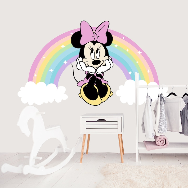 Pode incluir: Um cavalo de baloi&ccedil;o branco com um autocolante de parede Minnie Mouse rosa e arco-&iacute;ris com um arco-&iacute;ris e nuvens.