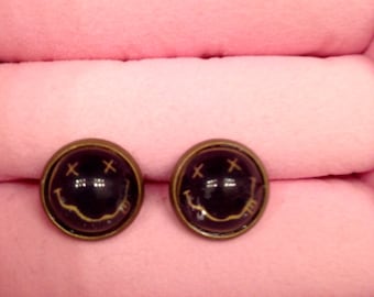 Brincos de pino Nirvana 'Smiley Face' feitos à mão (12 mm)