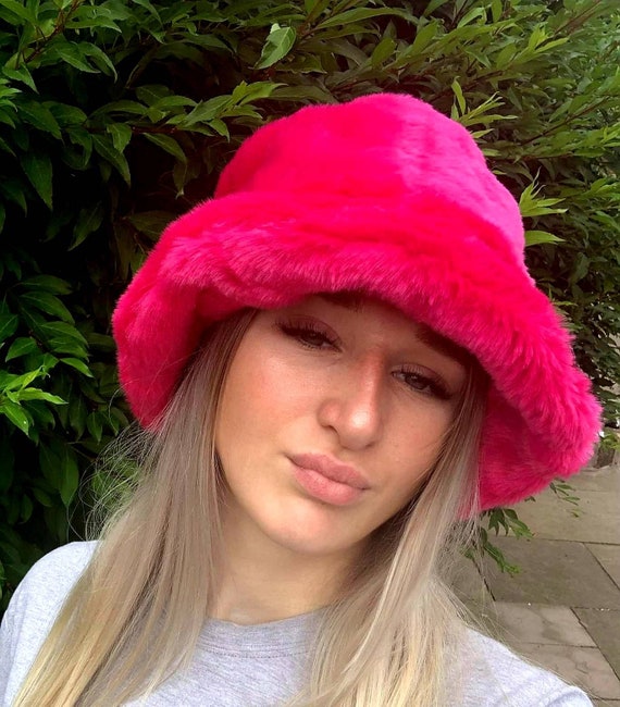 Pieces exclusive faux fur bucket hat in bright pink
