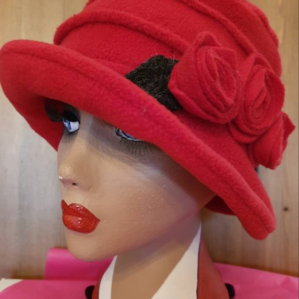 Chapeau en polaire rouge garni de fleurs confortables-doublure en polaire polaire-Downton Abbey Hat-Cloche Hat-Womens Fleece Winter Hat-1930's-Ladies Winter Hat-1920's