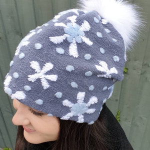 Snöflingemönstrad boucléhatt, stor vit pompom - Helfodrad med polärfleece - Pälspompomhatt - Damfleecehatt - Fuskpälspompom
