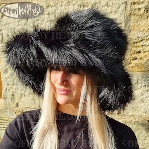 Svart hatt med bred brätte i fuskpäls – Lyxig glänsande hatt i fuskpäls, iögonfallande hinkhatt, handgjord i England, festival- och vinterhatt