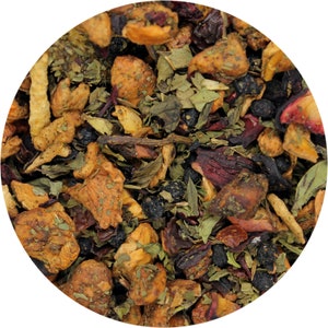 Könnte beinhalten: Nahaufnahme einer Mischung aus getrockneten Früchten, Kräutern und Blüten für Tee. Die Mischung enthält Orangenschalen, Apfelstücke, Hibiskusblüten, Blaubeeren und grüne Teeblätter.