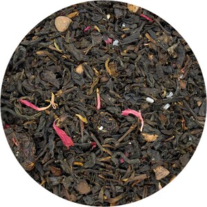 Puede incluir: Primer plano de una mezcla de hojas de té negro, trozos de fruta seca y pétalos de flores. La mezcla de té es una mezcla de colores marrón oscuro, negro y rojo.