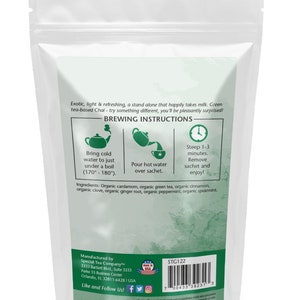 Puede incluir: Una bolsa blanca resellable con un fondo verde y texto que dice "Exotic, light & refreshing, a stand alone that happily takes milk. Green tea-based Chai - try something different, you'll be pleasantly surprised!" La bolsa contiene una mezcla de t&eacute; verde con cardamomo org&aacute;nico, t&eacute; verde, canela, clavo, ra&iacute;z de jengibre, menta y hierbabuena. La bolsa tambi&eacute;n incluye instrucciones de preparaci&oacute;n y una etiqueta "Made in the USA".