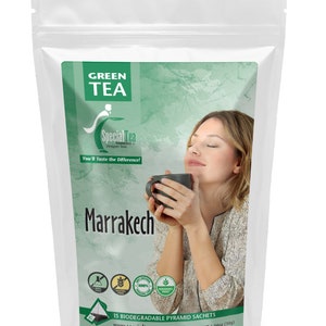 Puede incluir: Una bolsa blanca con una etiqueta verde que muestra a una mujer disfrutando de una taza de t&eacute;. La etiqueta dice "GREEN TEA", "Special Tea Company", "Designer Teas", "You'll Taste the Difference!" y "Marrakech". La etiqueta tambi&eacute;n incluye 15 bolsitas piramidales biodegradables, una direcci&oacute;n de sitio web y un peso neto de 30 g.