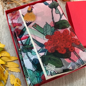 Russische Pavlovo Posad Sjaal/sjaal 100% zijde 89x89cm / 35&quot;x35&quot; Groen Rood Roze. Vogels, bloemen, bessen. Feestdagencadeau voor dames, in een doos