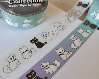 Puede incluir: Tres rollos de cinta washi con gatos negros y gatos blancos con diferentes expresiones. La cinta está sobre un fondo blanco. El texto en el rollo de cinta dice "The Black Cats Collection Washi Tape by Kyole."
