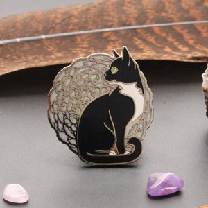 Genesis ~ Ein harter Emaille-Pin aus der Black Cats Collection.