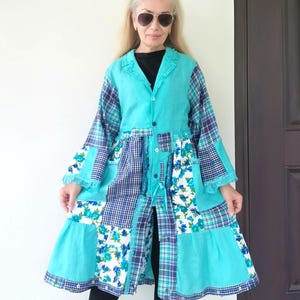 Chaqueta larga de lino con estampado floral turquesa, talla M/L. Vestido camisero bohemio con patchwork artístico.