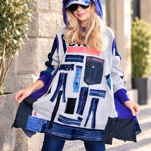 Op de afbeelding: Een hoodie met een patchworkontwerp van grijze jerseystof en diverse blauwe denimresten. Het kledingstuk is voorzien van een voorzak, donkerblauwe geribbelde mouwen en een zoom die is geaccentueerd met meerdere denim patches en een klein rood label.