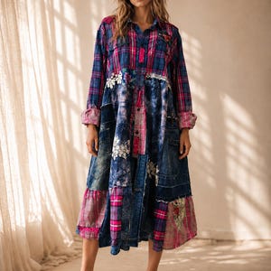 Peut inclure: Une robe chemise à manches longues boutonnée présentant un motif patchwork composé de flanelle à carreaux bleus et roses, de denim bleu foncé délavé à l'acide et d'applications de dentelle florale blanche, avec un col et un ourlet mi-long.