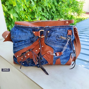 Upcycled denim crossbodytas: handgemaakte boho-jeanstas met leren bandjes