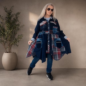 Peut inclure: Une chemise à manches longues boutonnée avec un motif patchwork en jean bleu foncé et en tissu à carreaux rouge, blanc et bleu. La chemise comprend plusieurs poches, un col et du texte blanc sur la poitrine indiquant Atlantic Crossing 54.