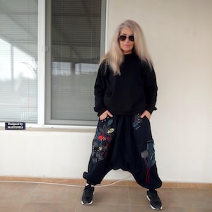 Pantaloni harem neri ricamati, pantaloni a gamba larga stile boho festival, jeans strappati a cavallo basso