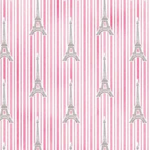 Op de afbeelding: Een naadloos patroon met een herhalend ontwerp van de Eiffeltoren in zilver op een roze en witte gestreepte achtergrond.