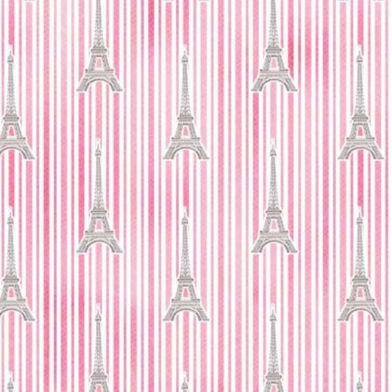 Op de afbeelding: Een naadloos patroon met een herhalend ontwerp van de Eiffeltoren in zilver op een roze en witte gestreepte achtergrond.
