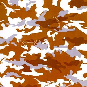 K&ouml;nnte beinhalten: Ein Tarnmuster mit einem sich wiederholenden Design des Texas Longhorns-Logos in Wei&szlig;. Das Muster enth&auml;lt Braunt&ouml;ne, Wei&szlig; und Grau und erzeugt ein einzigartiges Design. Das Gesamtthema ist Sport und College.