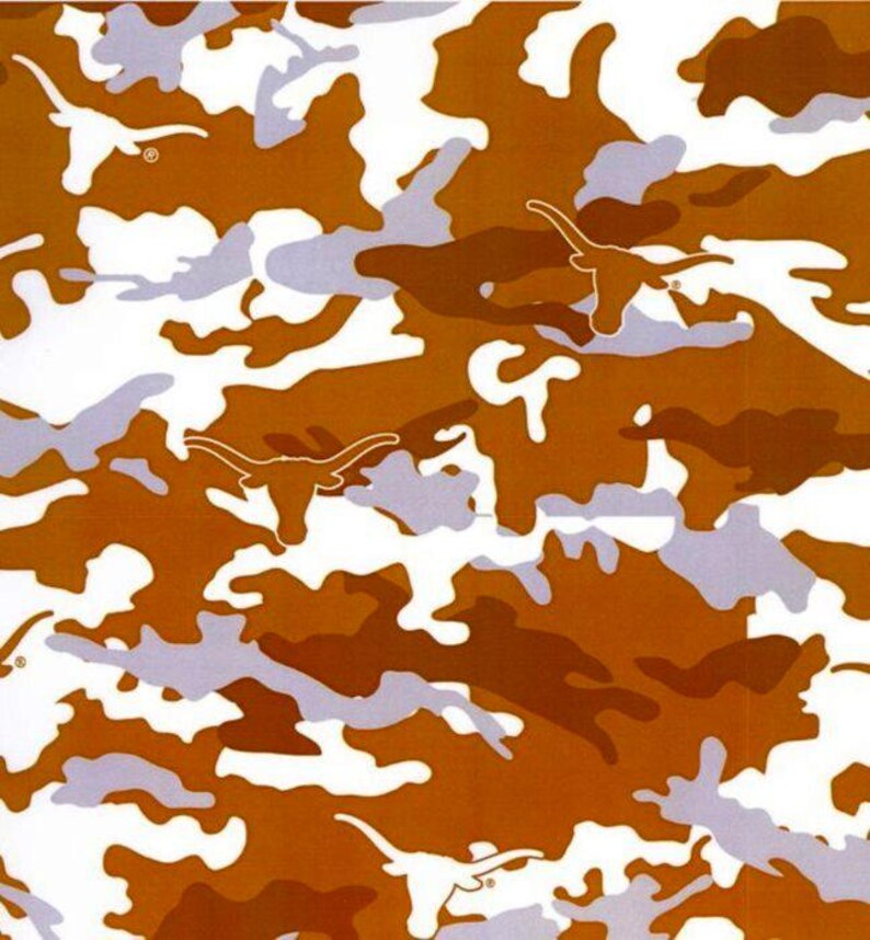 K&ouml;nnte beinhalten: Ein Tarnmuster mit einem sich wiederholenden Design des Texas Longhorns-Logos in Wei&szlig;. Das Muster enth&auml;lt Braunt&ouml;ne, Wei&szlig; und Grau und erzeugt ein einzigartiges Design. Das Gesamtthema ist Sport und College.