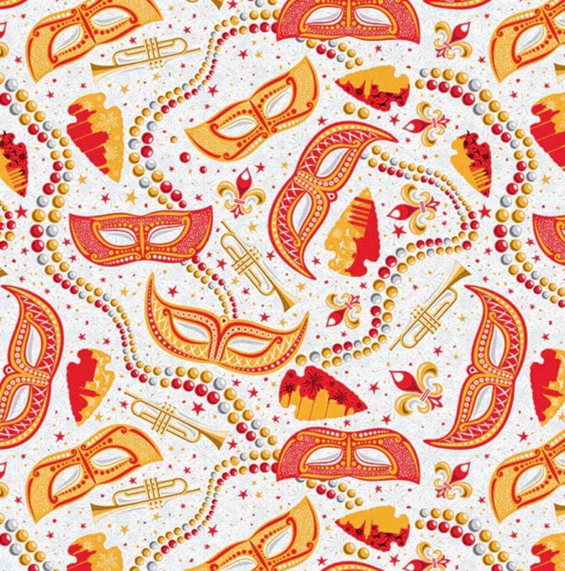 K&ouml;nnte beinhalten: Ein sich wiederholendes Muster mit rot-goldenen Karnevalsmasken, Trompeten, Perlenketten und Fleur-de-Lis-Symbolen auf wei&szlig;em Hintergrund. Das Design umfasst kleine Sterne und dekorative Elemente.