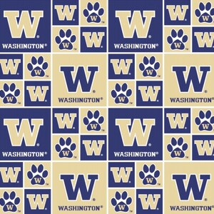 Op de afbeelding: Een herhalend patroon met de letter "W", pootafdrukken en het woord "WASHINGTON" in een raster. Het ontwerp gebruikt marineblauw, goud en cr&egrave;me, waardoor een college- of sportthema ontstaat. Geschikt voor diverse toepassingen.