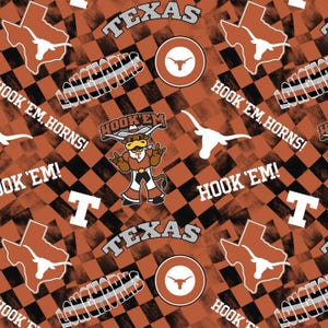 K&ouml;nnte beinhalten: Ein sich wiederholendes Muster mit dem Texas Longhorns-Logo, der Umriss des Bundesstaates und dem Satz "Hook 'Em Horns!" in Wei&szlig;. Das Design umfasst ein Cartoon-Longhorn-Maskottchen und das Wort "Texas" in einer stilisierten Schriftart auf einem karierten orange-schwarzen Hintergrund.