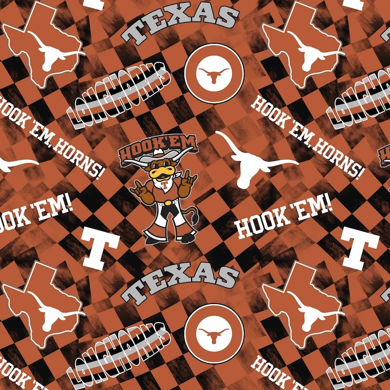 K&ouml;nnte beinhalten: Ein sich wiederholendes Muster mit dem Texas Longhorns-Logo, der Umriss des Bundesstaates und dem Satz "Hook 'Em Horns!" in Wei&szlig;. Das Design umfasst ein Cartoon-Longhorn-Maskottchen und das Wort "Texas" in einer stilisierten Schriftart auf einem karierten orange-schwarzen Hintergrund.