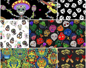 Puede incluir: Un collage de seis patrones de tela con varios diseños de calaveras. Los patrones incluyen esqueletos con maracas y guitarras, calaveras blancas sobre negro, calaveras de azúcar coloridas y calaveras con rosas y pintalabios sobre fondo gris.