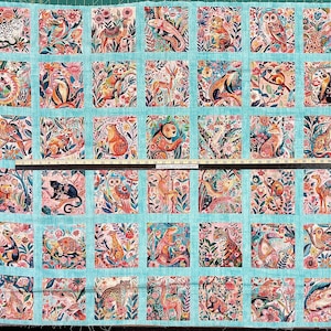 Pode incluir: Um painel de tecido com um padrão repetido de ilustrações de animais coloridos dentro de quadrados turquesa. Os animais incluem um leopardo, uma coruja, um macaco e um veado, contra um fundo floral. O painel tem aproximadamente 100 cm de largura.