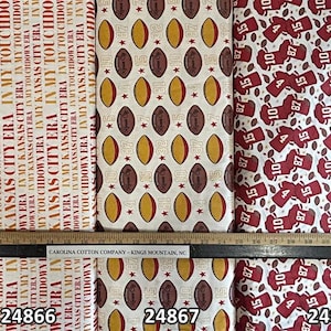 K&ouml;nnte beinhalten: Stoffmuster mit Football-Motiven. Designs umfassen Footballs, Trikots und Text, der "Kansas City Era" und "In My Touchdown Era" lautet. Der Stoff stammt von Carolina Cotton Company.