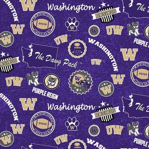 Op de afbeelding: Een paars en goudkleurig patroonstof met verschillende Washington Huskies logo's en tekst. Het ontwerp bevat het woord "Washington", de letter "W", voetballen, pootafdrukken en de zin "The Dawg Pack".