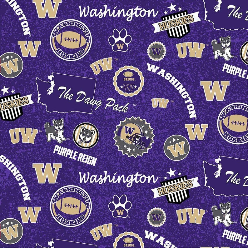 Op de afbeelding: Een paars en goudkleurig patroonstof met verschillende Washington Huskies logo's en tekst. Het ontwerp bevat het woord "Washington", de letter "W", voetballen, pootafdrukken en de zin "The Dawg Pack".