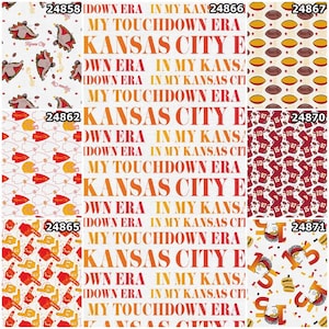 K&ouml;nnte beinhalten: Eine Auswahl an Stoffmustern mit Football-Motiven. Die Muster zeigen Fu&szlig;b&auml;lle, Helme, Trikots und den Text "KANSAS CITY ERA". Die Farben sind Rot, Gelb und Wei&szlig;.