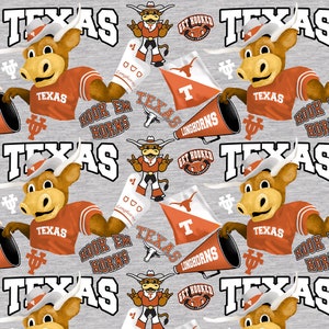 K&ouml;nnte beinhalten: Ein sich wiederholendes Muster mit dem Maskottchen der University of Texas Longhorns, Bevo, in einem orangefarbenen Trikot und Cowboyhut. Das Design enth&auml;lt das Wort "TEXAS", "HOOK EM HORNS", Flaggen und ein Megaphon, alles in Orange, Wei&szlig; und Schwarz auf grauem Hintergrund.