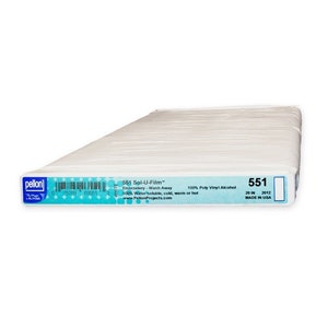 Puede incluir: Una pila de Pellon Sol-U-Film blanco, un estabilizador de bordado soluble en agua. El producto está etiquetado con el texto "551 Sol-U-Film Embroidery - Wash Away" y mide 50,8 cm de largo. Fabricado en EE. UU.