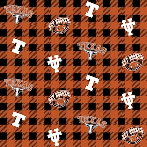 K&ouml;nnte beinhalten: Ein sich wiederholendes Muster aus orange-schwarzem B&uuml;ffel-Karo mit verschiedenen wei&szlig;en Grafiken. Die Grafiken zeigen das Wort "TEXAS" mit einem Longhorn, den Buchstaben "T", den Satz "GET HOOKED" und ein stilisiertes "UT"-Symbol. Geeignet f&uuml;r Kleidung und Accessoires.