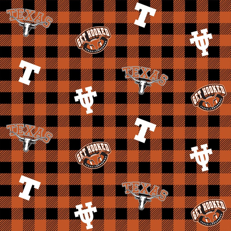 K&ouml;nnte beinhalten: Ein sich wiederholendes Muster aus orange-schwarzem B&uuml;ffel-Karo mit verschiedenen wei&szlig;en Grafiken. Die Grafiken zeigen das Wort "TEXAS" mit einem Longhorn, den Buchstaben "T", den Satz "GET HOOKED" und ein stilisiertes "UT"-Symbol. Geeignet f&uuml;r Kleidung und Accessoires.