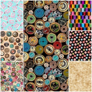 Op de afbeelding: Een collage van zes stoffen met naaithema's. De ontwerpen bevatten roze naaimachines op lichtblauw, vintage houten garenklosjes op zwart, kleurrijke garenklosjes en diverse knopen op beige, zwarte en bloemrijke achtergronden.