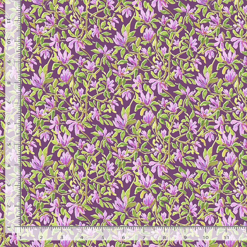 Puede incluir: Una tela floral morada con un patr&oacute;n repetitivo de flores moradas claras y hojas verdes.