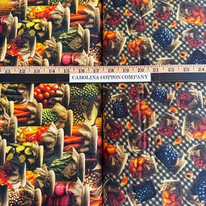 Pode incluir: Tecido com um padr&atilde;o repetido de produtos em sacos de juta e frascos de conservas. Os produtos incluem milho, cenouras, tomates e feij&atilde;o verde. Os frascos cont&ecirc;m p&ecirc;ssegos e mirtilos. O tecido tem uma r&eacute;gua com o texto "CAROLINA COTTON COMPANY".